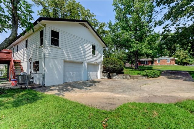 2820 Berry Lane, Independence, MO 64057