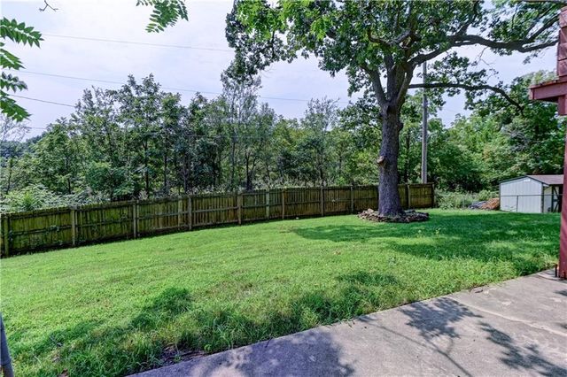 2820 Berry Lane, Independence, MO 64057