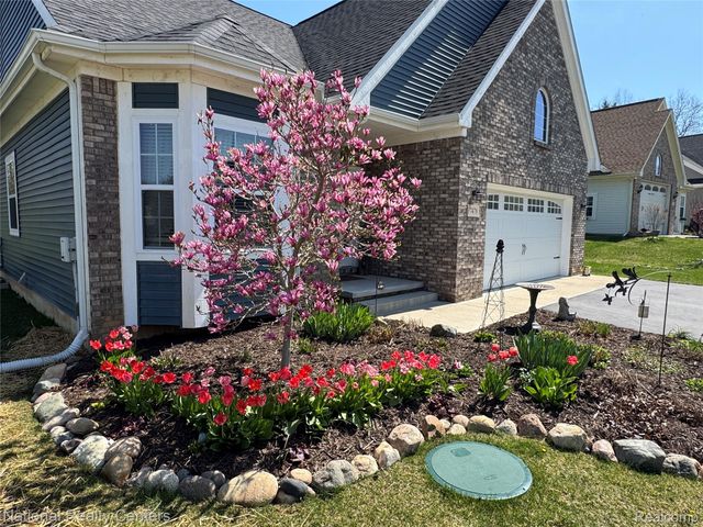 7478 Village Court 27, Springfield Charter Township, MI 48350
