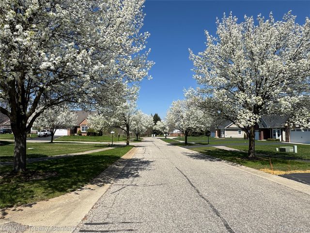 7478 Village Court 27, Springfield Charter Township, MI 48350