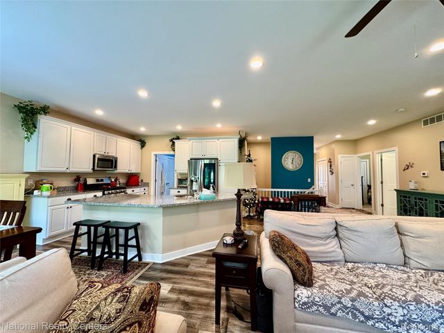 7478 Village Court 27, Springfield Charter Township, MI 48350