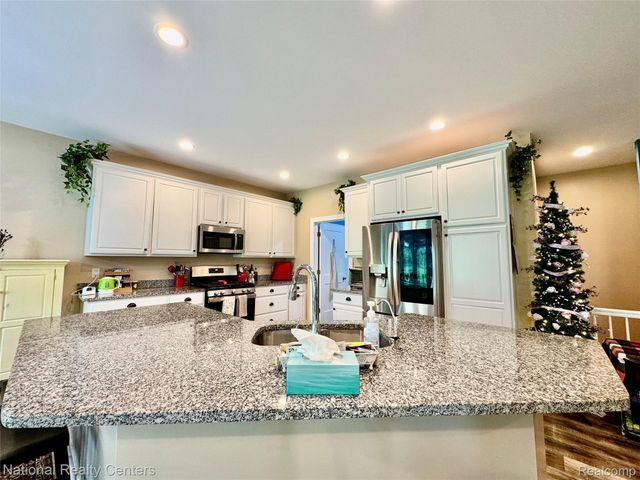 7478 Village Court 27, Springfield Charter Township, MI 48350