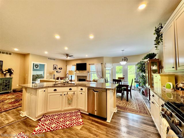 7478 Village Court 27, Springfield Charter Township, MI 48350