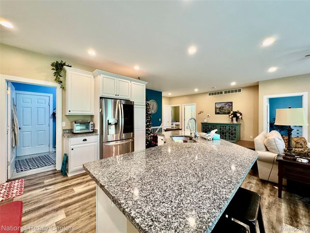 7478 Village Court 27, Springfield Charter Township, MI 48350