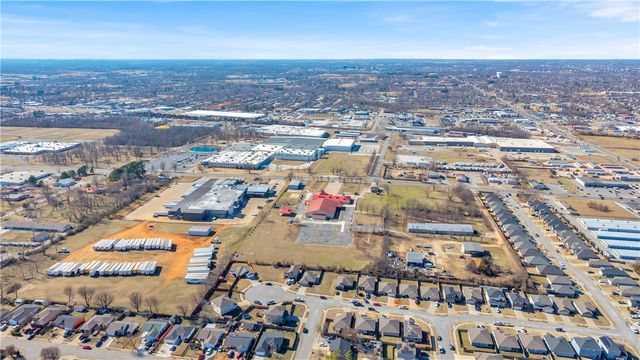 2021 B Place, Rogers, AR 72758