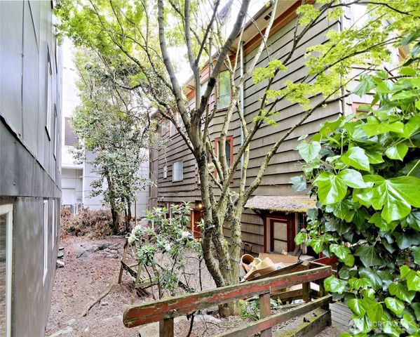 1210 E Pine Street, Seattle, WA 98122