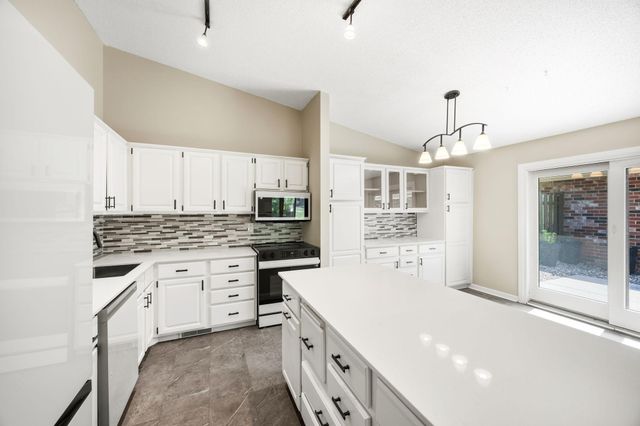 9712 Cimarron Circle, Minnetonka, MN 55305