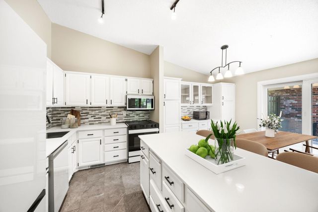 9712 Cimarron Circle, Minnetonka, MN 55305