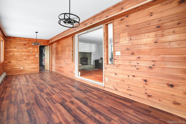 62 Netherwood Plaza, Hyde Park, NY 12578