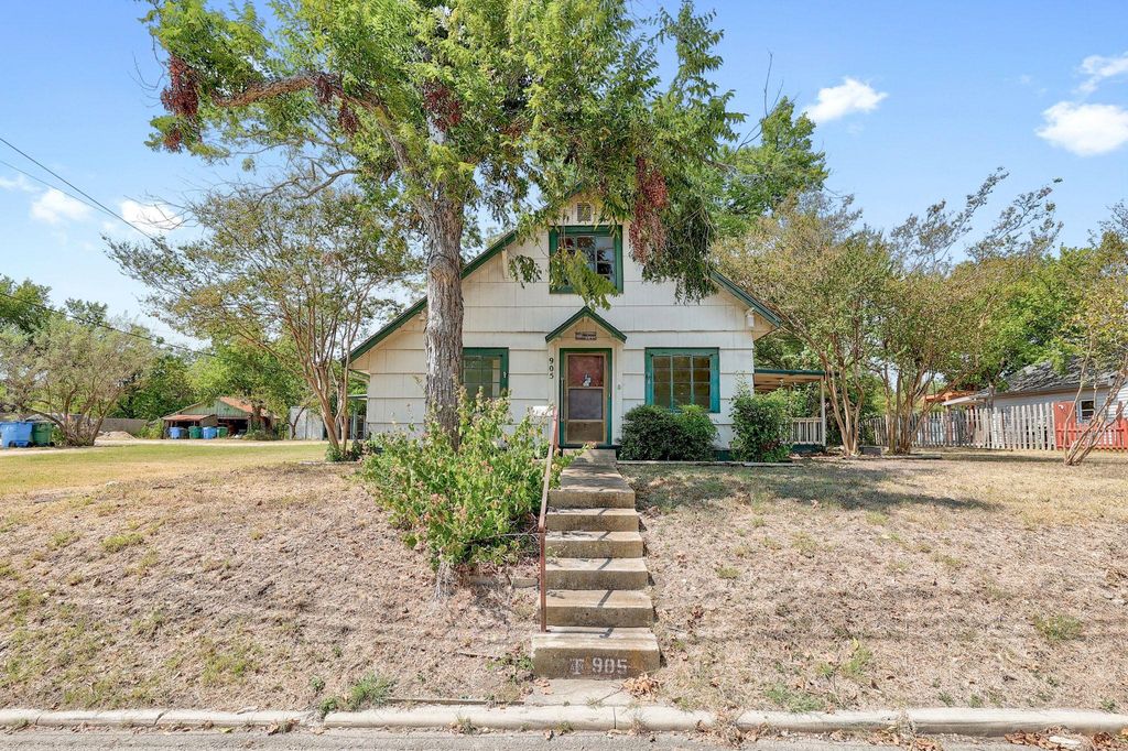 905 Kimbro ST, Taylor, TX 76574