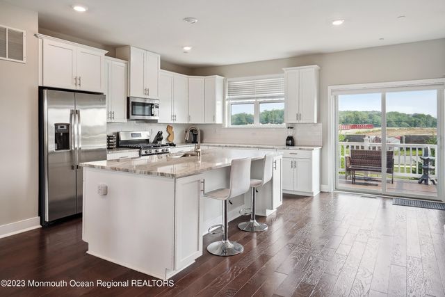 14 Kelly Way, Tinton Falls, NJ 07724