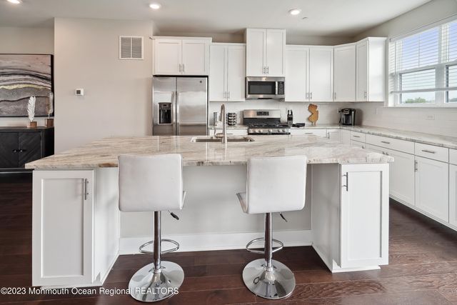 14 Kelly Way, Tinton Falls, NJ 07724