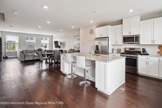 14 Kelly Way, Tinton Falls, NJ 07724