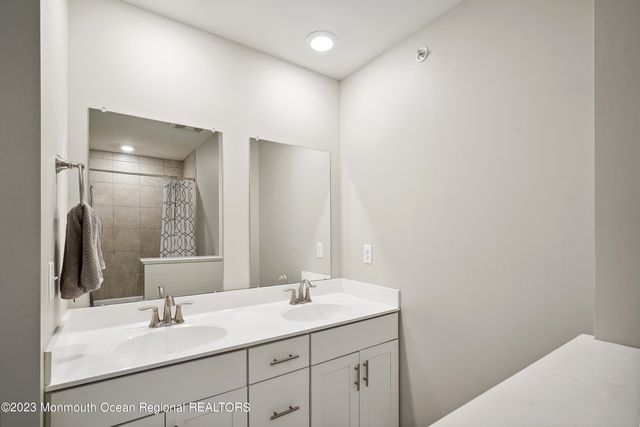 14 Kelly Way, Tinton Falls, NJ 07724