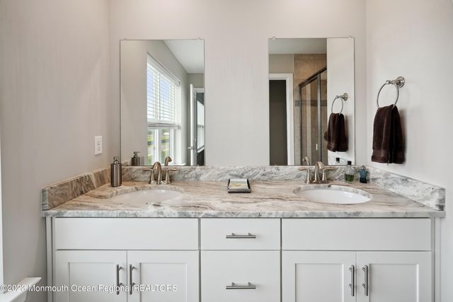 14 Kelly Way, Tinton Falls, NJ 07724