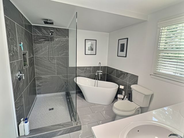 2 Mcfarlin Rd, Carver, MA 02330
