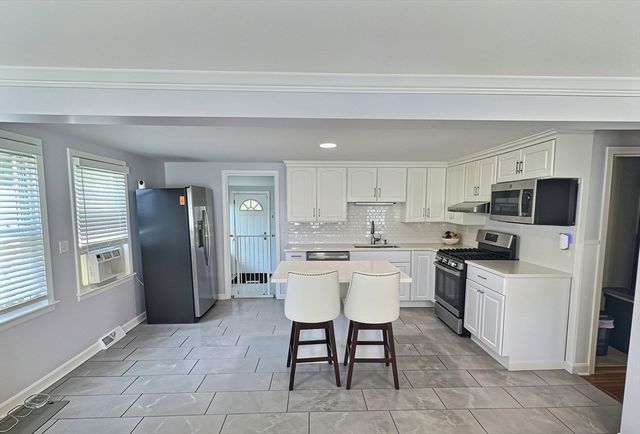 2 Mcfarlin Rd, Carver, MA 02330