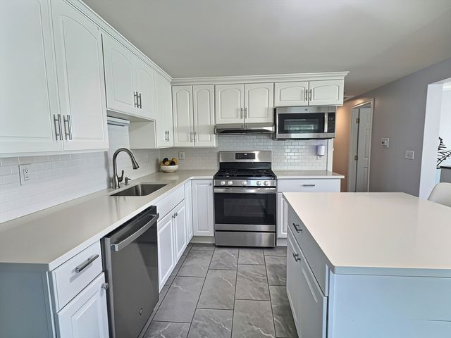 2 Mcfarlin Rd, Carver, MA 02330