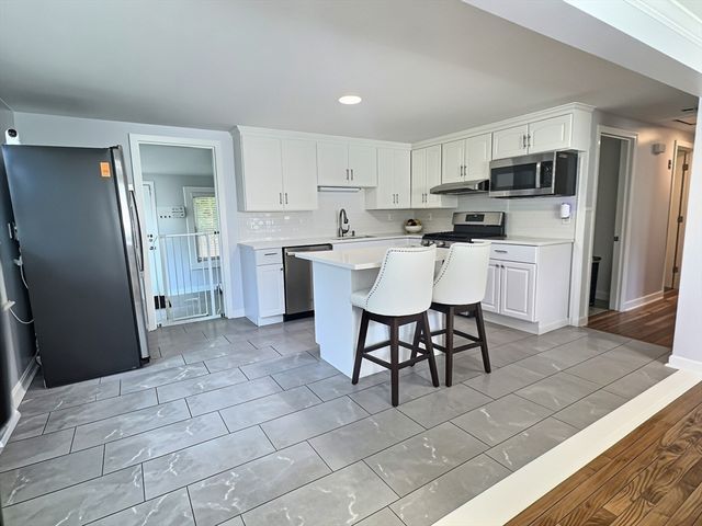 2 Mcfarlin Rd, Carver, MA 02330