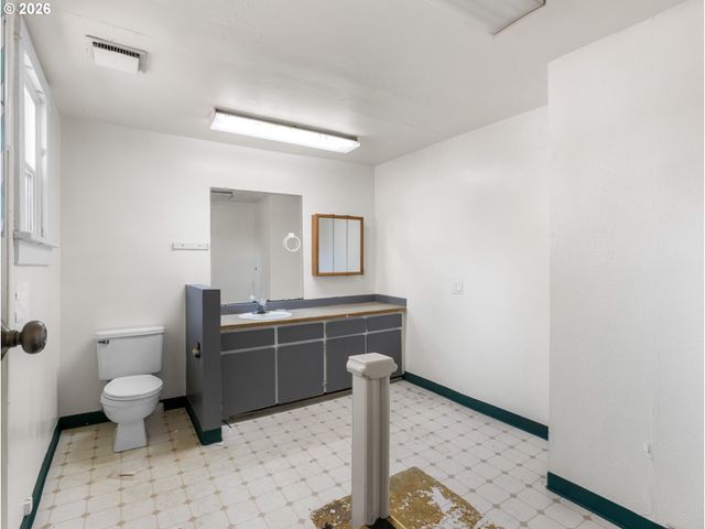 2057 Se 122nd Ave, Portland, OR 97233