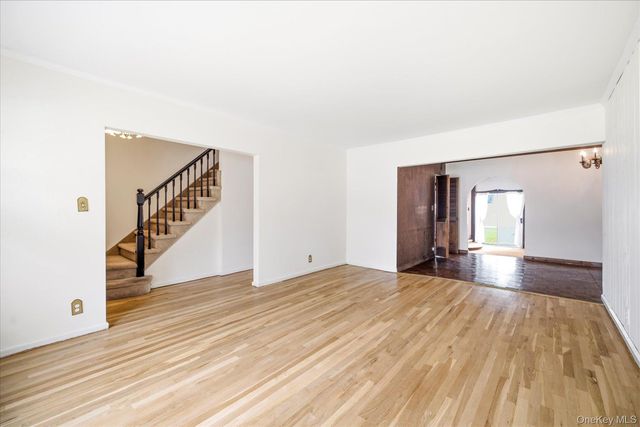 52 Woods Avenue, Malverne, NY 11565