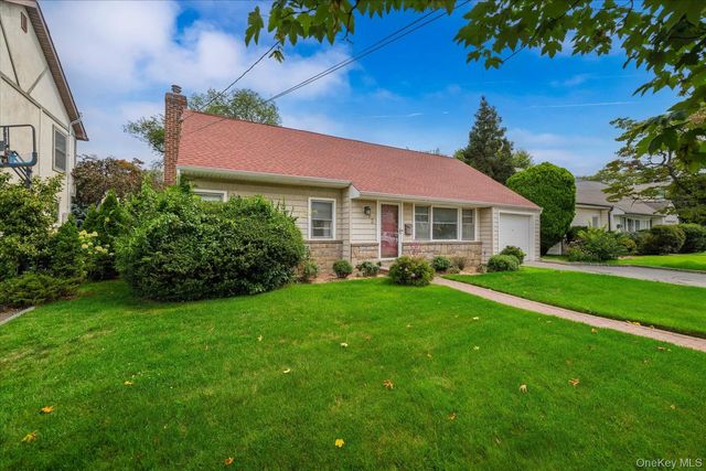 52 Woods Avenue, Malverne, NY 11565