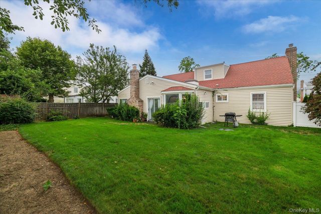 52 Woods Avenue, Malverne, NY 11565