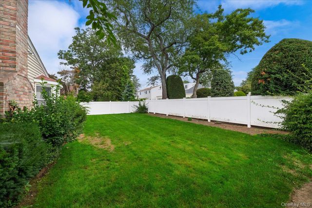 52 Woods Avenue, Malverne, NY 11565