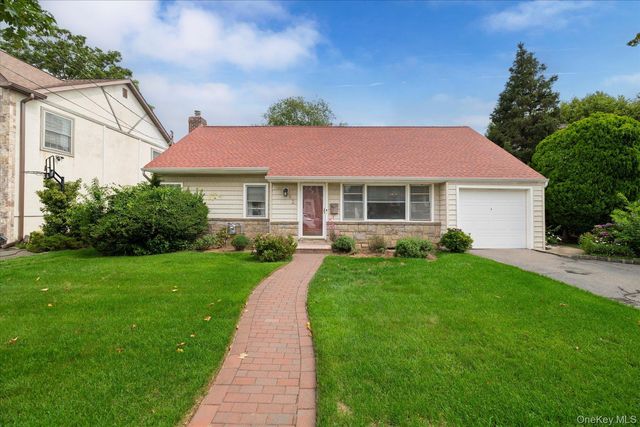 52 Woods Avenue, Malverne, NY 11565