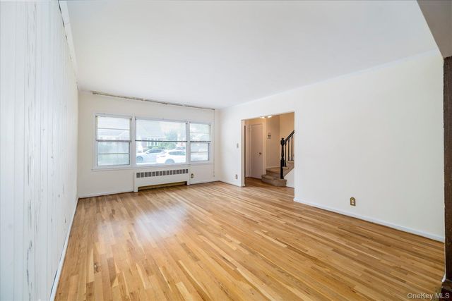 52 Woods Avenue, Malverne, NY 11565