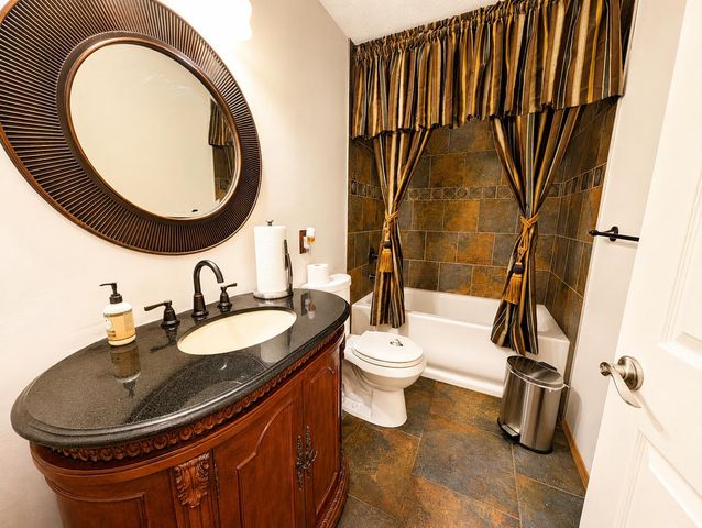8253 E Oxford Ct, Wichita, KS 67226