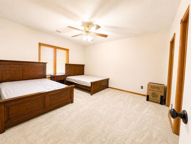 8253 E Oxford Ct, Wichita, KS 67226