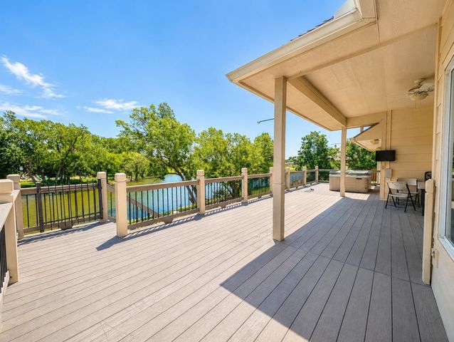 8253 E Oxford Ct, Wichita, KS 67226