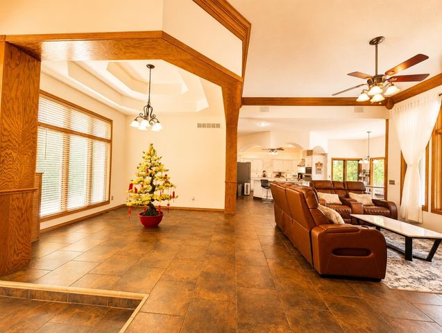8253 E Oxford Ct, Wichita, KS 67226