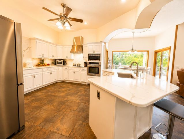 8253 E Oxford Ct, Wichita, KS 67226