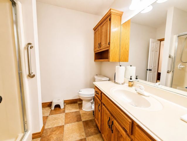 8253 E Oxford Ct, Wichita, KS 67226