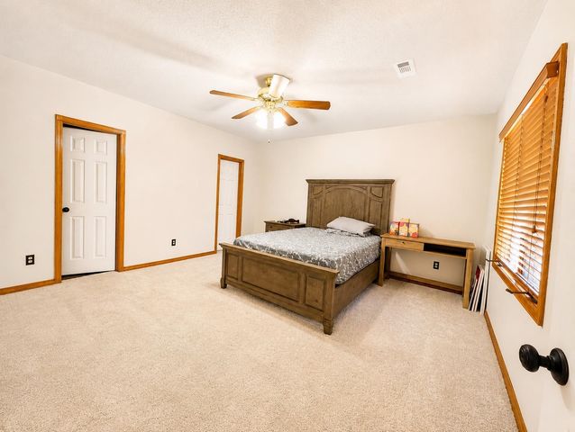 8253 E Oxford Ct, Wichita, KS 67226