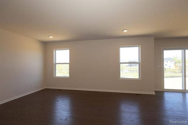 412 Hidden River W, Holly, MI 48442