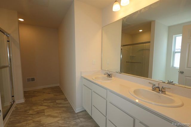 412 Hidden River W, Holly, MI 48442