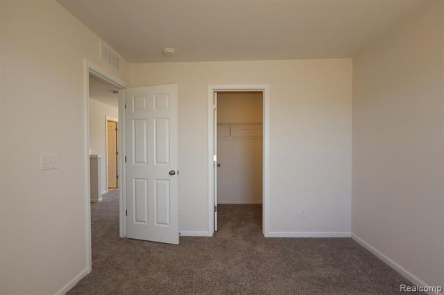 412 Hidden River W, Holly, MI 48442