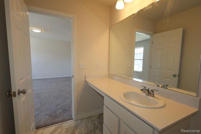412 Hidden River W, Holly, MI 48442