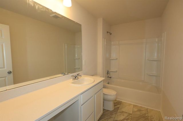 412 Hidden River W, Holly, MI 48442