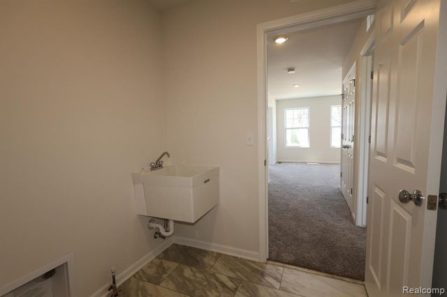 412 Hidden River W, Holly, MI 48442