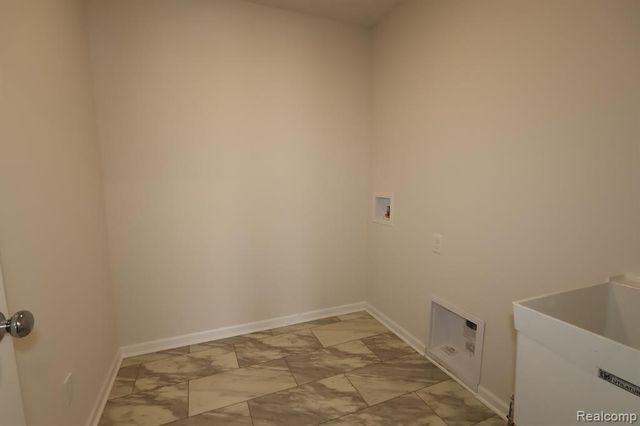 412 Hidden River W, Holly, MI 48442