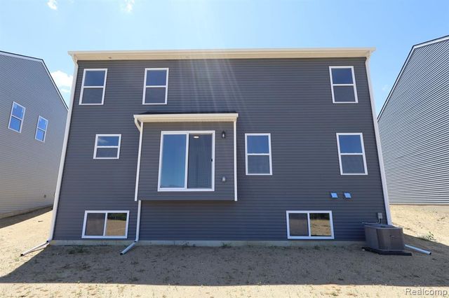 412 Hidden River W, Holly, MI 48442