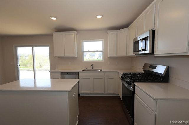 412 Hidden River W, Holly, MI 48442