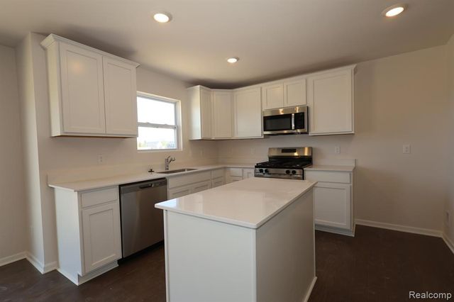 412 Hidden River W, Holly, MI 48442