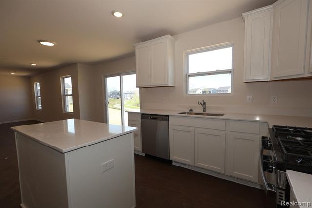 412 Hidden River W, Holly, MI 48442
