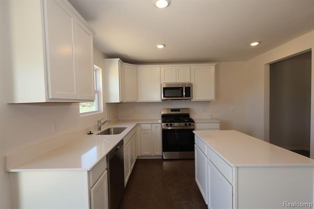 412 Hidden River W, Holly, MI 48442