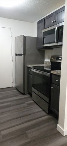 4 Village Rock Ln 4, Natick, MA 01760